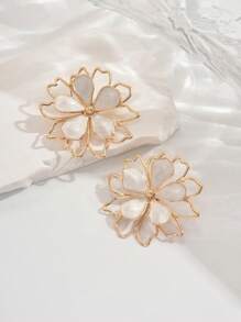 1 paire de boucles d'oreilles asymétriques à fleurs creuses minimalistes et pour femmes, convenant aux mariées, demoiselles d'honneur, mariage, soirée ou port quotidien en vacances. Cadeau de couple.