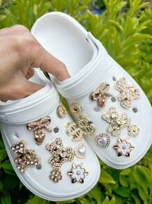 Set de 16 piezas Nuevo color dorado Decoraciones con diseño desmontable de oso de amor y lazo adecuado para sandalias de playa, zapatos de jardín, zuecos huecos, clips de moda para zapatos, aplicable para todas las temporadas, un gran regalo para vacaciones