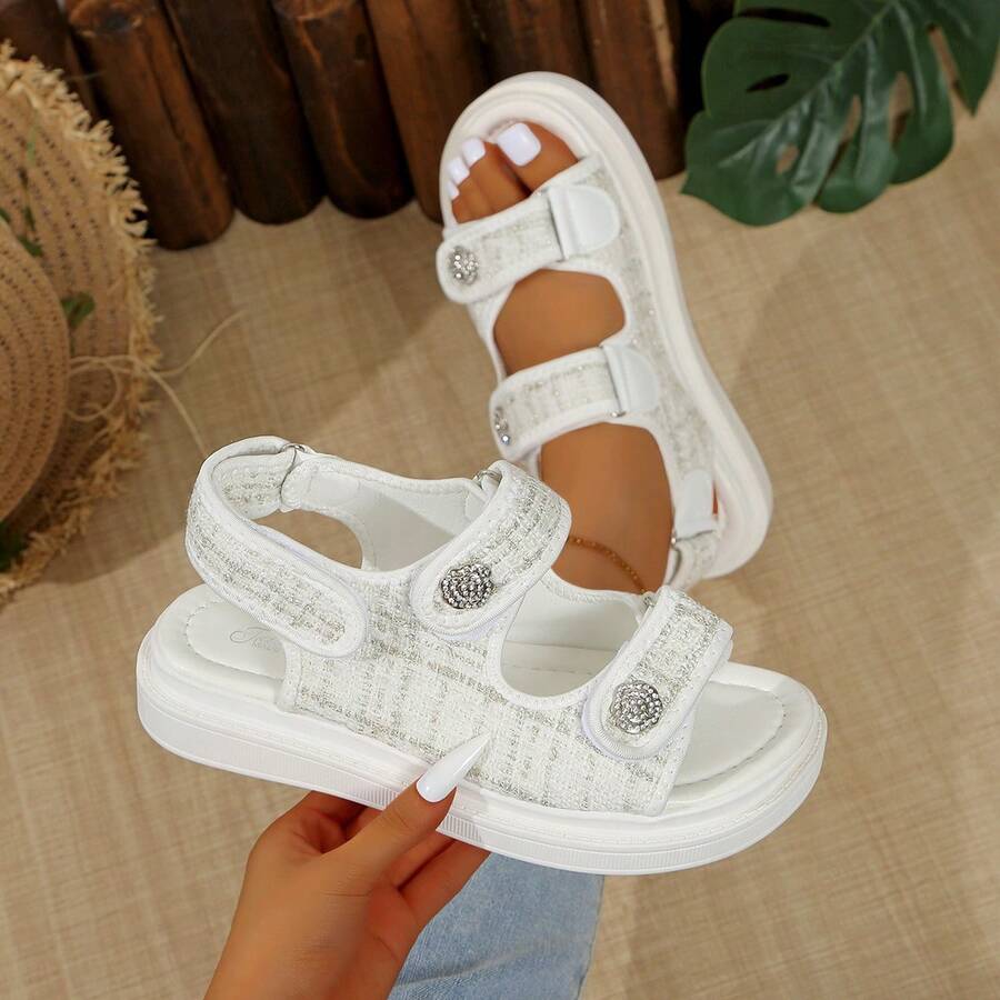 Sandálias femininas elegantes, casuais e versáteis com fecho de , sapatos baixos com strass, novas sandálias esportivas de sola grossa para praia, perfeitas para looks de primavera e verão.