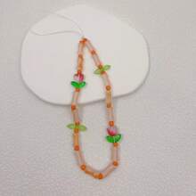 Stilvoller Bambus Tulpe Handyband mit Glasperlen - Traditionelles glückliches Accessoire mit grünen Perlen und Blumendekoration