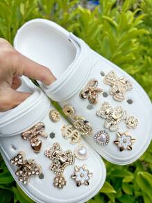 Set de 16 piezas Nuevo color dorado Decoraciones con diseño desmontable de oso de amor y lazo adecuado para sandalias de playa, zapatos de jardín, zuecos huecos, clips de moda para zapatos, aplicable para todas las temporadas, un gran regalo para vacaciones