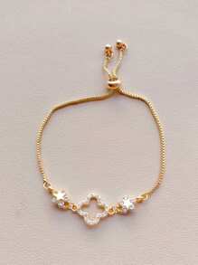 Un bracelet simple et pour femmes avec trèfle à quatre feuilles et fleur ornée de diamants, réglable