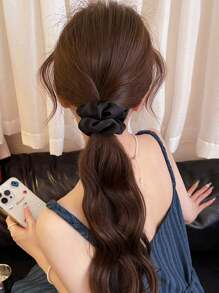 Set de 3 scrunchies de satén sedoso estilo vintage francés en negro, blanco y caqui. Accesorios de moda versátiles, elegantes y sencillos. Lazos elásticos de unicolor para uso diario, casual, fiesta, viaje, coleta, moño, lavado de cara, maquillaje, accesorio de vestimenta. Accesorios para el cabello, accesorios de Halloween.