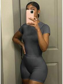 Conjunto de dos piezas para mujer con camiseta de cuello redondo ajustada y leggings/pantalones cortos de cintura alta a juego, ropa de calle - Pantalones cortos gris oscuro - Ver 3