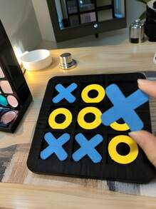 1 pezzo (1 tabellone di gioco + 6 pezzi O + 6 pezzi X) Gioco Tris, Gioco da tavolo strategico per famiglie, Tabellone Tris, Mini con nove quadrati, Giocattolo in feltro mini Tris, Gioco da tavolo, Interazione familiare, Premi per feste di compleanno, Giocattolo classico, Logica, Pensiero, Potenza cerebrale, Riempimento di borse regalo, Calze di Natale, Regalo di Natale, Colori casuali