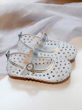 A Pair Of Best-Selling Children's/Girls' Princess Shoes, With A Mesh Upper Made Of Water Diamonds And A Silver Leather Buckle (Featuring Golden Rings And Small Pendants), Exudes A Luxurious And Dazzling Style. They Are Suitable For Girls Aged 3 To 12 To Wear At Performances, Parties And Other Occasions.