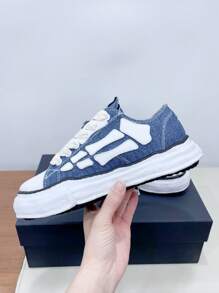 أحذية تزلج خفيفة الوزن مقاومة للانزلاق وللبلى من تصميم كلاسيكي، بتعاون MMY مع مصمم شهير، للاستخدام في الحرم الجامعي، باللونين الأسود والأبيض