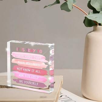 粉色亚克力励志办公桌装饰 - 适合女性的励志办公室礼物，带有积极肯定语录“有艰难的日子也没关系”和“做你自己” - 自我护理和康复纪念品