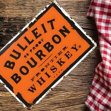 1 pieza Cartel de metal vintage de aluminio de Bulleit Bourbon de 7.9"X11.9" - Arte de pared de bourbon rústico con esquinas redondeadas seguras y agujeros perforados previamente para decoración de bar, pub, hogar, garaje - Regalo retro para amantes del whisky, decoración de cafetería | Diseño desgastado | Diseño ligero, decoración de bar - 12x8 pulgadas - Ver 2