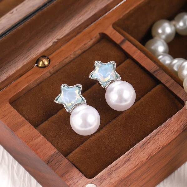 1 paire de boucles d'oreilles à clou élégantes et mignonnes avec étoile et faux perle. Conception créative scintillante en alliage de résine. Convient pour les femmes, idéal pour le port en vacances d'été à la plage ou en soirée. Cadeau de bijoux parfait pour la petite amie.