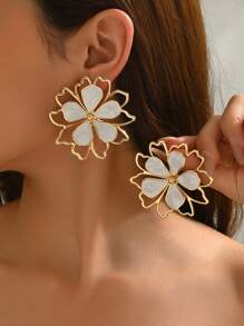 1 paire de boucles d'oreilles asymétriques à fleurs creuses minimalistes et pour femmes, convenant aux mariées, demoiselles d'honneur, mariage, soirée ou port quotidien en vacances. Cadeau de couple.