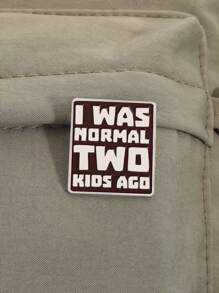 Insignia humorística "Yo era normal antes de tener dos hijos", un accesorio perfecto para aliviar el estrés de las mamás, un divertido accesorio de paternidad para reírse a diario