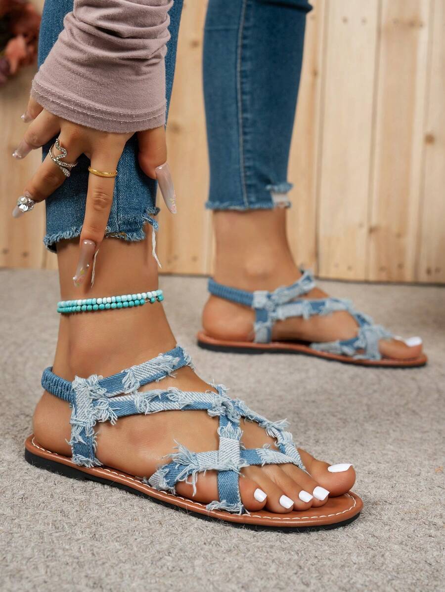 Sandálias rasteiras com fivela, verão 2025, estilo jeans desgastado da moda com acabamento em pele, sandálias boêmias femininas, sandálias femininas plus size com bico redondo, chinelos casuais para praia e atividades ao ar livre