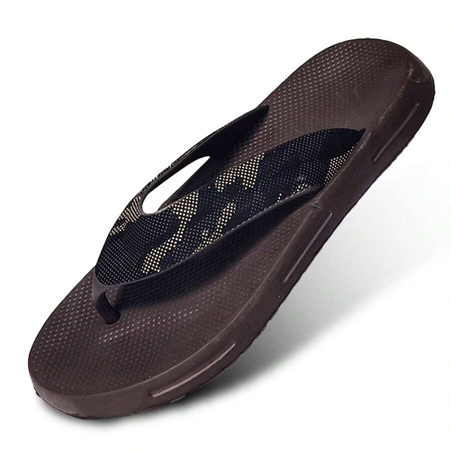 Sandalias de hombre planas tipo chanclas con patrón camuflaje, fabricadas en EVA flexible, ligera y duradera. Ojotas antideslizantes ideales para playa, piscina, baño, vacaciones, camping o para uso diario. Zuecos de verano y otoño perfectos para caballero, con diseño elegante, ergonómico y moderno. Pantuflas funcionales tipo huaraches para uso interior y exterior. Zapatos de baño antiderrapantes, frescos y resistentes, ideales para caminar con seguridad y comodidad. Moda casual para hombres que buscan comodidad, estilo y practicidad. Estas chancletas chanclas combinan diseño urbano con materiales de alta calidad. Sandalias cómodas y versátiles para actividades al aire libre o descanso. Estilo ideal para cualquier ocasión veraniega o de relajación. Perfectas para regalar o para completar tu outfit casual masculino. - Café integral - Ver 1
