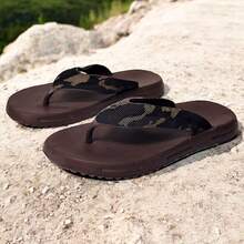 Sandalias de hombre planas tipo chanclas con patrón camuflaje, fabricadas en EVA flexible, ligera y duradera. Ojotas antideslizantes ideales para playa, piscina, baño, vacaciones, camping o para uso diario. Zuecos de verano y otoño perfectos para caballero, con diseño elegante, ergonómico y moderno. Pantuflas funcionales tipo huaraches para uso interior y exterior. Zapatos de baño antiderrapantes, frescos y resistentes, ideales para caminar con seguridad y comodidad. Moda casual para hombres que buscan comodidad, estilo y practicidad. Estas chancletas chanclas combinan diseño urbano con materiales de alta calidad. Sandalias cómodas y versátiles para actividades al aire libre o descanso. Estilo ideal para cualquier ocasión veraniega o de relajación. Perfectas para regalar o para completar tu outfit casual masculino. - Café integral - Ver 4