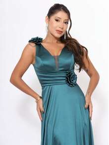 Long Satin Bridesmaid Dress With Flower Detail - 墨綠色 - 查看 1
