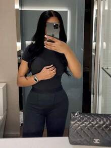 Conjunto de dos piezas para mujer con camiseta de cuello redondo ajustada y leggings/pantalones cortos de cintura alta a juego, ropa de calle - Pantalones cortos gris oscuro - Ver 7