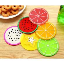 6 Stück/10 Stück zufällige Farbfruchtmuster Untersetzer, bunte Frucht- und Gelee-Untersetzer mit Zitronen-, Wassermelonen-, Drachenfrucht-, Orange-, Grünorange- und Karambola-Designs, hergestellt aus rutschfestem, hitzebeständigem PVC-Material, geeignet für Esstisch, Küche und Theke Dekoration, Schulmaterial, Geschenk zum Erntedankfest, Familiendinner - Verschiedenfarbig - Übersicht 4