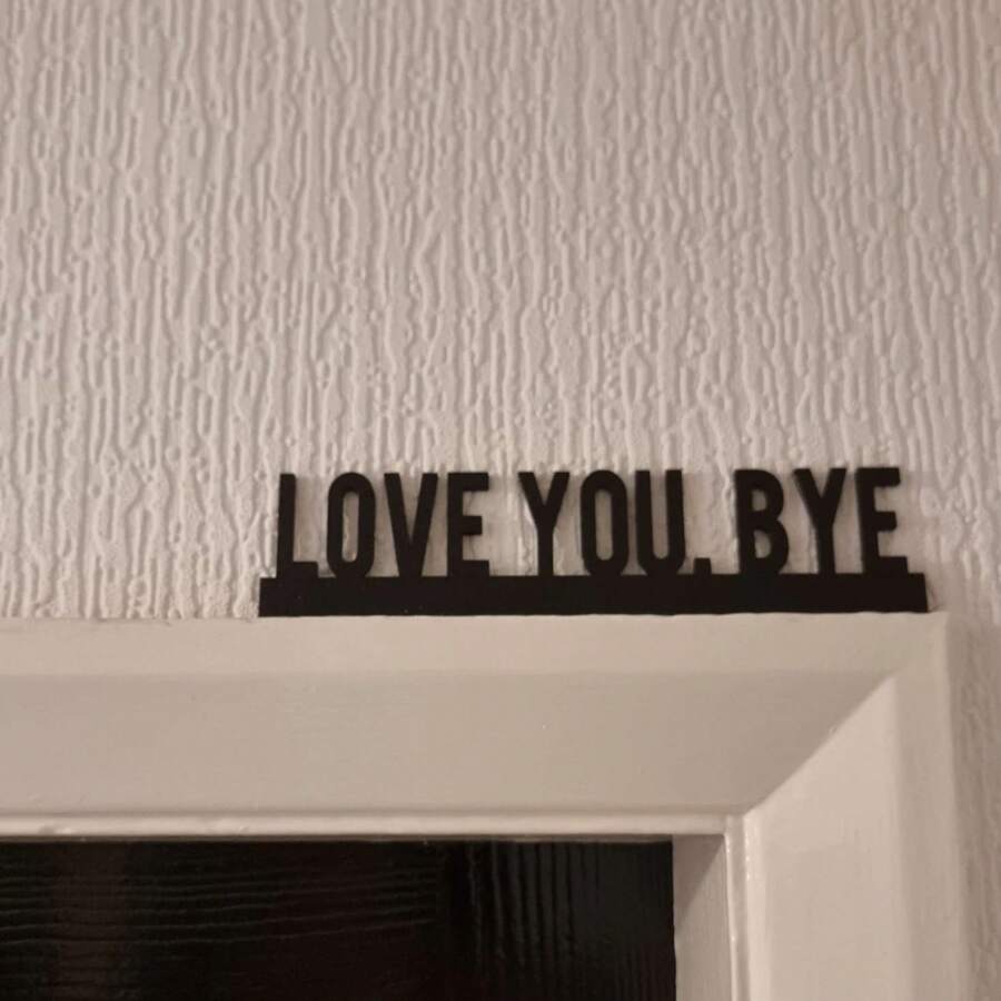 1 PIEZA Letrero de metal clásico "TE AMO ADIÓS" - Arte de pared geométrico para la sala de estar, decoración de pared interior - Decoración del hogar única y idea de regalo para el Día de San Valentín, Navidad, Halloween, Pascua y Acción de Gracias