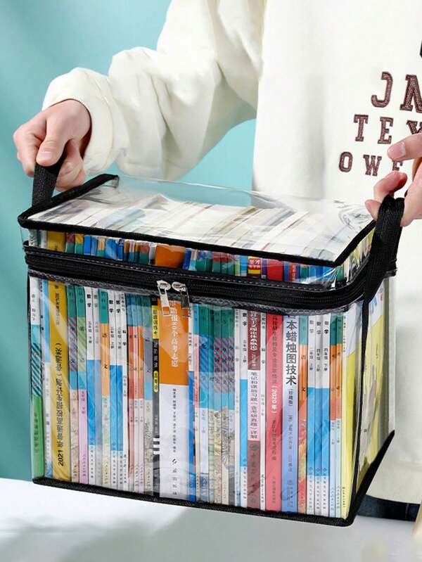 Una bolsa de almacenamiento de libros simple y transparente. El diseño transparente facilita la comprobación de los artículos en el interior. Es adecuado para el almacenamiento en el hogar, la organización de la oficina y la organización de la biblioteca escolar. Con una gran capacidad y un asa, es fácil de transportar. Es ordenado y limpio, y un excelente dispositivo de agrupación de libros, útiles escolares, vuelta al colegio