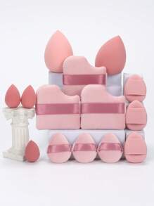 14 pezzi Set di spugne per il trucco, inclusi 3 cuscinetti per cipria, 3 mini cuscinetti per cipria, 2 grandi pennelli per trucco, 3 mini pennelli per trucco, 3 mini cuscinetti ad aria. Adatti per applicare BB cream, fondotinta e correttore per creare un aspetto impeccabile. Realizzati in morbido velluto, appositamente progettati per contouring, occhi e aree difficili da raggiungere