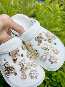 Set de 16 piezas Nuevo color dorado Decoraciones con diseño desmontable de oso de amor y lazo adecuado para sandalias de playa, zapatos de jardín, zuecos huecos, clips de moda para zapatos, aplicable para todas las temporadas, un gran regalo para vacaciones