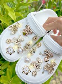 Set de 16 piezas Nuevo color dorado Decoraciones con diseño desmontable de oso de amor y lazo adecuado para sandalias de playa, zapatos de jardín, zuecos huecos, clips de moda para zapatos, aplicable para todas las temporadas, un gran regalo para vacaciones