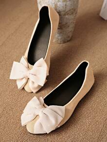 Zapatos planos de punta redonda clásicos para mujer con lazo - Zapatos de suela blanda y bajo empeine, ligeros y cómodos - Diseño de lazo elegante y de moda - Clásico, de moda, elegante, versátil - Mariposa de punta beige - Ver 1