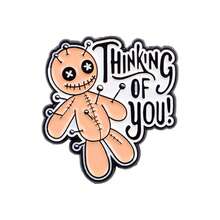 1 Stück süße Emaille Voodoo Puppe Form Brosche - Hübscher Aufnäher für Rucksäcke und Kleidung, Schulrucksack - Weiss - Übersicht 2