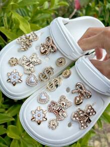 Set de 16 piezas Nuevo color dorado Decoraciones con diseño desmontable de oso de amor y lazo adecuado para sandalias de playa, zapatos de jardín, zuecos huecos, clips de moda para zapatos, aplicable para todas las temporadas, un gran regalo para vacaciones
