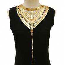 Collana o copricapo estroso e grandioso con monete in stile mediorientale e nappe a più strati come accessori per la danza