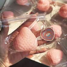 Brinquedo de Alívio de Estresse em Formato de Morango Grande e Brilhoso para Espremer, Imita Lama de Silicone, DIY Artesanal de Alta Estética, Novo Morango Transparente Rosa com Cobertura Cremosa no Top