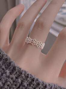1 pieza Anillo de estilo francés dulce con un diseño de flor calada y flores delicadas de encaje, con un Charm único para San Valentín