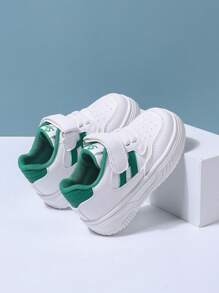 Nuevas zapatillas de deporte ligeras y de moda para niños para el campus y uso casual