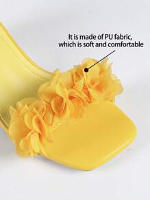 Sandales à talons épais à bout carré avec décoration florale pour grandes tailles. Style élégant pour le printemps/été, port quotidien, mariage. Beige avec bride à la cheville et boucle en métal