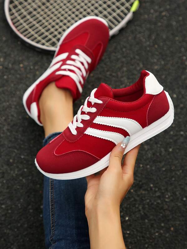 Leichte, modische Damen Sneaker - Komfortable rutschfeste Schnür-Lässig Schuhe mit gepolsterten Innensohlen, weiß-rotes gestreiftes geometrisches Design, niedrige EVA-Sohle für den ganzen Tag, ganzjähriges synthetisches Obermaterial und Stoff, Damen Sneaker, bequeme Schuhe, strapazierfähige Traktion