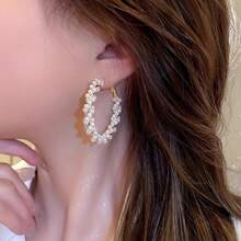 1 对女士优雅人造珍珠环状耳环 - 夸张的缠绕环设计，搭配光泽的白色人造珍珠，轻巧耐用的环状耳环适合日常佩戴和特殊场合 - 金色 - 查看 2