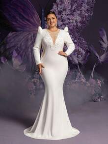 Vestido de novia elegante de estilo sirena con detalles de aplicaciones florales, escote en V profundo y recortes laterales en la cintura - Perfecto para bodas en la playa, ceremonias íntimas en el jardín y recepciones románticas en villas - Blanco - Ver 1