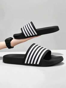 Sandali infradito casual con suola spessa, a righe bianche e nere, versatili per spiaggia, vacanza e uso casual in casa, adatti come regalo per Ognissanti, San Valentino, per coppie