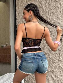 Faeriesty 女士甜美前卫吊带背心，带有荷叶边蕾丝花边和透明花卉镶片，百搭分层街头服饰，是日常休闲、城市探索、街头摄影、周末聚会和城市漫步的必备单品 - 黑色 - 查看 2