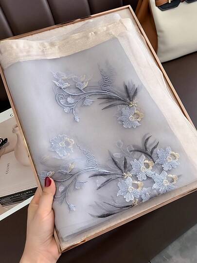 1条优雅休闲混纺多功能时尚围巾，手工刺绣花卉图案，适合春、夏、秋季搭配连衣裙。