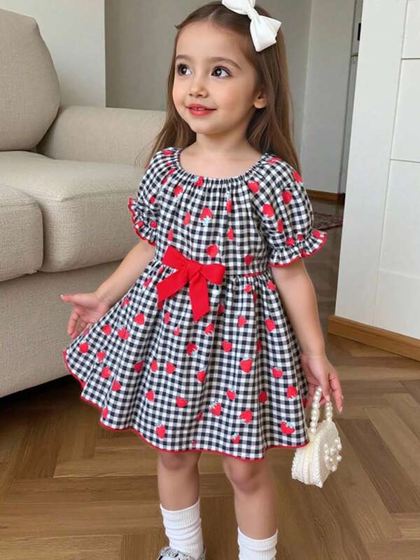 Little Girl's Black & White Checkered Vacation Dress Square Neck Short-Sleeve Strawberry Print Dress With Bow Detail Stretchy Waist A-Line Dress For Summer - Perfect For Park Outings & Beach Trips
