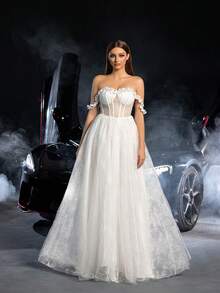 优雅的露肩蕾丝婚纱，肩部饰有精致的蕾丝花边，修身的紧身胸衣和飘逸的薄纱裙摆——浪漫的垂坠设计，是教堂婚礼、花园派对、目的地庆典和户外仪式的理想之选。 - 白色 - 查看 3