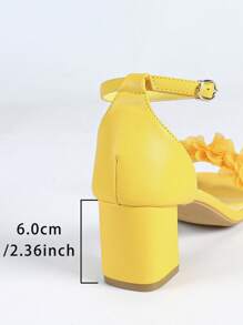 Sandales à talons épais à bout carré avec décoration florale pour grandes tailles. Style élégant pour le printemps/été, port quotidien, mariage. Beige avec bride à la cheville et boucle en métal