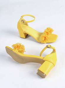 Sandales à talons épais à bout carré avec décoration florale pour grandes tailles. Style élégant pour le printemps/été, port quotidien, mariage. Beige avec bride à la cheville et boucle en métal