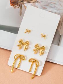 Um conjunto de 3 pares de brincos de madeira de desenho animado para o dia do professor, com tema de volta às aulas de réguas de maçã, giz de cera e brincos divertidos para presente de feriado