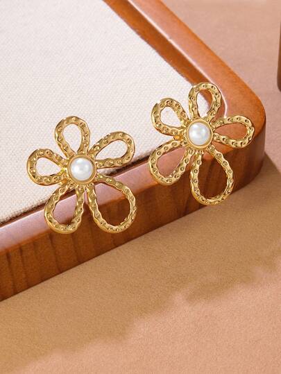 1 对时尚不锈钢镂空花朵设计耳环，适合女性时尚服装或作为送给朋友的节日礼物