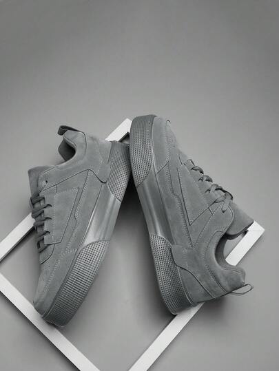 Giày thể thao nam cao cấp màu xám trơn phối ren, mũi tròn, cổ thấp, buộc dây, kiểu dáng casual, độc đáo, đa năng, thoải mái cho đi làm hàng ngày, lý tưởng để phối cùng quần jeans và các hoạt động thể thao khác.