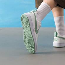 Nike 女款 COURT BOROUGH LOW RECRAFT 休闲运动鞋，低帮滑板鞋，DV5456-130 - 白色 - 查看 5