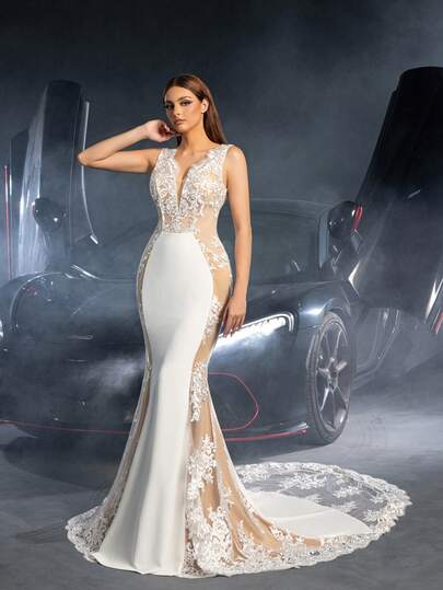 Elegante vestido de novia de silueta de sirena para novias, diseño de espalda descubierta en V profunda, corpiño ajustado decorado con encaje, paneles laterales transparentes, tren transparente con ribete de encaje - Diseño lujoso y de moda, ideal para bodas lujosas, eventos de alfombra roja, galas formales y cenas íntimas.